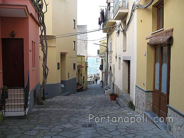 Path to the port Marina Lobra